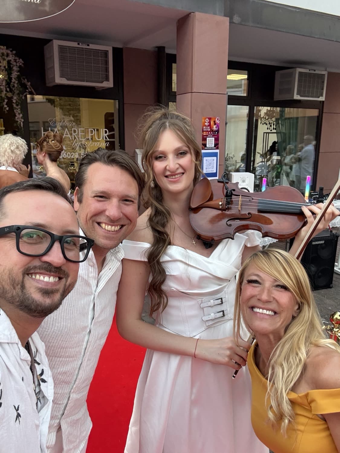 Crew und Live-Violine vor Ort