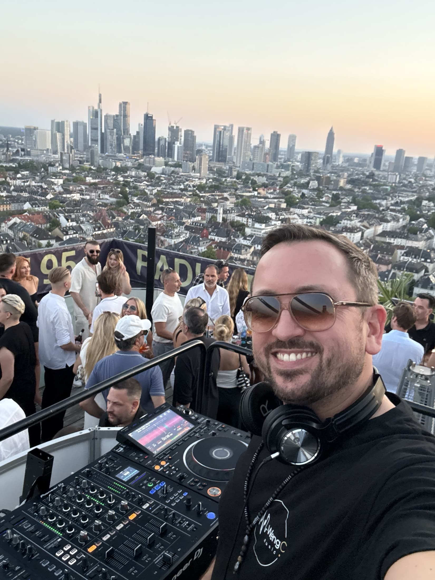 DJ WENG-C beim Rooftop-Set über der Frankfurter Skyline